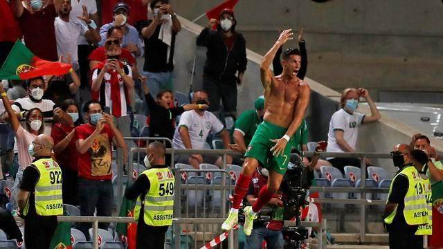  南特队长终场前染红引发球迷冲突  