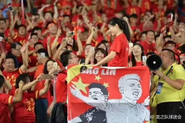  那不勒斯主场氛围火爆，球迷助威激发斗志  